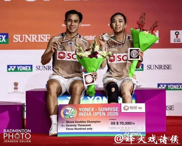 满满的仪式感!“梁王”组合再夺印度公开赛冠军,复刻3年前冠军照 满满的仪式感!“梁王”组合再夺印度公开赛冠军,复刻3年前冠军照